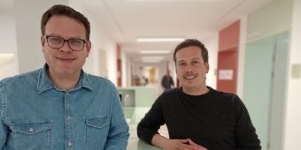 Bild: Freuen sich über moderne Praxisräume: Standortleiter MVZ Nord Dominique Folie und Philipp Noack, Geschäftsführender Direktor des Asklepios Klinikums Harburg. 