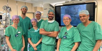 Bild: Herzspezialist:innen in der Asklepios Klinik St. Georg (Hamburg) haben Anfang Juli 2024 Patienten mit einer neuartigen Herzklappenprothese versorgt, das Teamfoto zeigt (v.l.n.r.) Ina Baldy, Funktionsleitung Hybrid-OP; Dr. med. Timm Ubben, Oberarzt Kardiologie; Kristina Veltrup, Koordinatorin Klappentherapien; Dr. med. Florian Kürzel, Oberarzt Anästhesiologie; Dr. med. Eike Tigges, Leitender Oberarzt Kardiologie; Dr. med. Da-Un Chung, Oberarzt Kardiologie; Priv.-Doz. Dr. med. Samer Hakmi, Chefarzt Herzchirurgie