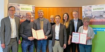 Bild: v.l.n.r.: Prof. Stephan Willems (Chefarzt der Klinik für Kardiologie und Internistische Intensivmedizin der Asklepios Klinik St. Georg), Joachim Gemmel (COO der Asklepios Kliniken), Dr. Benedikt Simon, (Chief Officer Integrated and Digital Care Asklepios Kliniken), Prof. Dr. Alexander Ghanem (Chefarzt der Kardiologie in der Asklepios Klinik Nord – Heidberg), Daniel Amrein (Geschäftsführer der Asklepios Kliniken Hamburg), Greta Viering (Vertragsreferentin BARMER Hamburg), Martin Stankiewicz (Leiter Verträge BARMER Hamburg), Dr. Susanne Klein (Landesgeschäftsführerin BARMER Hamburg).