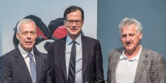 Bild: (v.l.): Prof. Dr. Thomas Voigtländer, Vorstandsvorsitzender der Deutschen Herzstiftung, Preisträger Prof. Dr. Stephan Willems, Prof. Dr. Armin Welz, Vorsitzender Wissenschaftlicher Beirat der Deutschen Stiftung für Herzforschung 