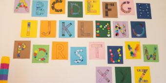 Bild: Buchstaben-Wand