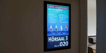 Schild Eingang Hörsaal ACH