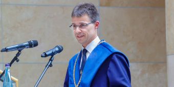 Prof. Alpar bei der Diplomverleihung an die ACH Studierenden
