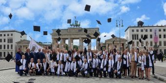 ACH Absolventen bei Diplomfeier vor dem Brandenburger Tor