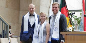 ACH Jahrgangssprecher halten Abschlussrede bei Diplomverleihung