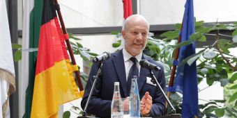 Dr. Christoph Jermann bei der Diplomverleihung an die ACH Studierenden