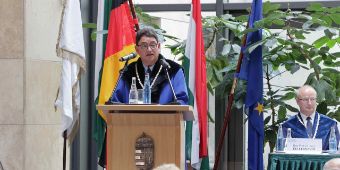 Prof Dr. Merkely bei der Diplomverleihung an die ACH Studierenden