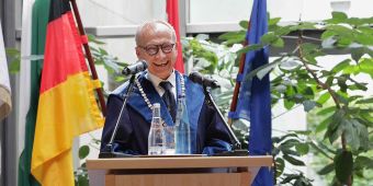 Prof. Karl J. Oldhafer bei Diplomverleihung an Absolventen des Asklepios Campus Hamburg