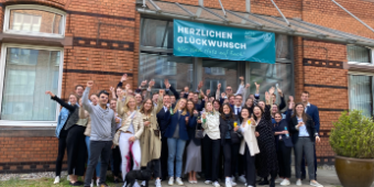 Bild: Gruppenfoto jubelnde Absolventen JG 12