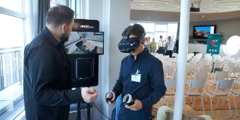 Studierende am VR-Terminal 