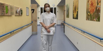 Studentin Lisa Marie Staschel in der Gerontopsychiatrie