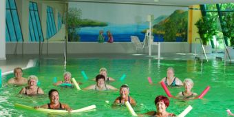 Krankengymnastik im Wasser