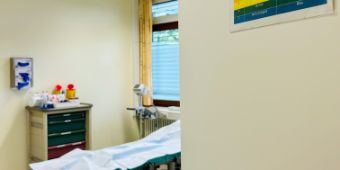 Bild: Man sieht den Triage Raum der Notaufnahme der Asklepios Stadtklinik Bad Tölz mit einer Übersicht, wie die Beschwerden anhand der Skala der Manchester Triage eingeteilt werden. 