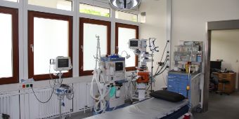Bild: Zu sehen ist der sogenannte Schockraum der Notaufnahme der Asklepios Stadtklinik Bad Tölz. Hier werden lebensrettende Maßnahmen wie Wiederbelebung oder Notfall-Operationen durchgeführt.