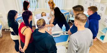 zukünftige Pflegefachkräfte üben für ihre Arbeit am Patientenbett