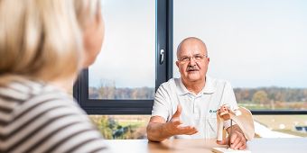 Chirurg Dr. Mathias Graf im Patientengespräch.
