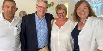 Adelheid May, (r.) mit ihrer früheren Kollegin Christina Weber, daneben  die Harzkliniken-Chefärzte Prof. Dr. med. Thomas Wittlinger (Kardiologie) und Sharif Daudi (Gastroenterologie, Hepatologie, Nephrologie)
