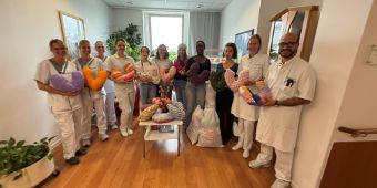 Schülerinnen und Lehrerinnen des Robert-Koch-Gymnasiums in Clausthal-Zellerfeld überreichen Mitarbeitenden des Asklepios Harzkliniken die selbst genähten Herzkissen für die Brustkrebs-Patient:innen – rechts Ahmed Zidan, Chefarzt der Klinik für Frauenheilkunde und Geburtshilfe der Asklepios Harzkliniken, daneben Dr. med. Larissa Henze, Ärztliche Direktorin der Asklepios Harzkliniken 