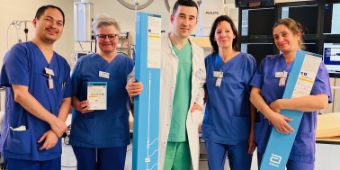 Das Bild zeigt Dr.med. Halit Popi (Mitte), Oberarzt der Kardiologie der Asklepios Harzkliniken, und sein Team, mit dem Kabellosen Herzschrittmacher