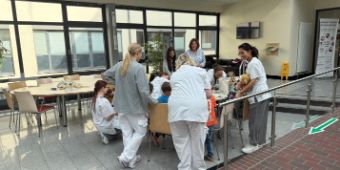 Welt-Tag der Patientensicherheit: In der Asklepios Harzklinik in Goslar, wo es auch eine Geburtsklinik und eine Wochenstation gibt, ging es schwerpunktmäßig um Informationen zur sicheren Versorgung von Neugeborenen und Kindern, denn – so das Motto der WHO – „ein gesundes Kind ist die beste Voraussetzung für ein gesundes Leben“. Ein besonderes Highlight war die Beteiligung der Kindertagesstätte St. Georg in Goslar: Kinder brachten sich spielerisch in Mitmach-Aktionen ein und machten so deutlich, dass Sicherheitsbewusstsein bereits früh beginnen kann, beispielsweise Handhygiene. An verschiedenen Stationen erklärten Fachkräfte praxisnah, wie Risiken im Klinikalltag minimiert und Abläufe für Patient:innen noch sicherer gestaltet werden können. 