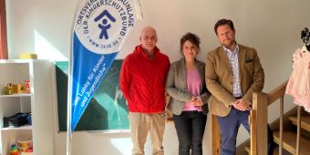 Das Bild zeigt die symbolische Spendenübergabe: Cordula Dähne-Torkler, Vorsitzende des Kinderschutzbundes Braunlage, sowie (r.) Dorian Denner, Klinikmanager der Asklepios Harzkliniken, und Slawomir Kubicki, 2. Stellvertretender Betriebsratsvorsitzender der Asklepios Harzkliniken 
