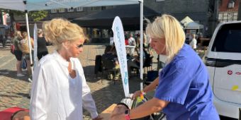 Goslars Oberbürgermeisterin Urte Schwerdtner informierte sich beim Präventionstag unlängst am Stand der Asklepios Harzkliniken über Reanimationstraining für Laien, rechts Marion Kruse, Fachschwester für Anästhesie und Intensivmedizin der Asklepios Harzkliniken
