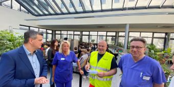 -	Das Gruppenbild zeigt: v. l. Landrat Dr. Alexander Saipa, Marion Kruse, Fachschwester für Anästhesie und Intensivmedizin der Asklepios Harzkliniken, Stay-alive-Projektleiter Stefan Kruse, sowie Dr. med Jürgen Kluth, Chefarzt der Zentralen Notaufnahme der Asklepios Harzkliniken 