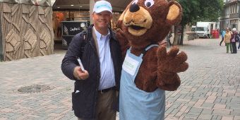 Der Asklepios Teddybär, Maskottchen,  auf Tour, hier mit Harzkliniken-Pressesprecher Ralf Nehmzow