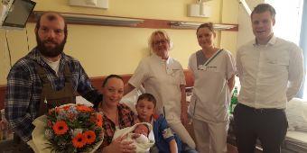 Bild: Eltern Jessica und Stefan Obeck mit Jubiläumsbaby Theo und Sohn Anthony, daneben Oberärztin Ute Lejon, Anika Weitze aus dem Hebammenteam und Mit-Geschäftsführer Matthias Dürkop 