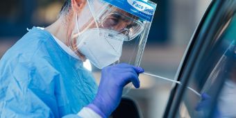 Durchführung eines Corona Test - Der Kunde kann im Auto verbleiben