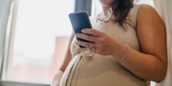 Bild: schwangere mit Telefon