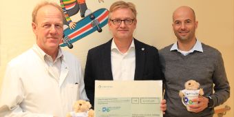 spendencheck-uebergabe-haende-fuer-kinder-prof.kemper-schumann-gemmel