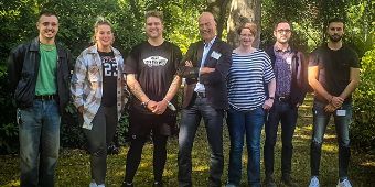 Team O30a steht gemeinsam im Freien.