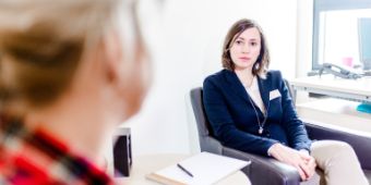 Situationsfoto Dr. Tabrizian Oberärztin und Leiterin des Fachzentrums Altona für Psychiatrie und Psychotherapie am Asklepios Westklinikum Hamburg
