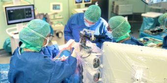 Das OP-Team bei der Durchführung einer Kniegelenkersatzoperation