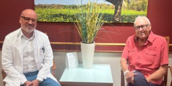 Dr. Marco Strauch mit zufriedenem Patienten