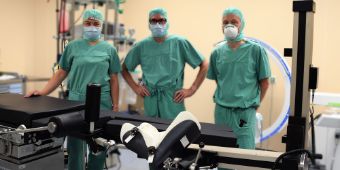 Professor Dr. Heiko Graichen, Dr. Wolfgang Scior und Stephanie Ritt, Leiterin des OP-Pflegeteams.