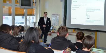Bild: Dr. Winkler bei der Berufsmesse