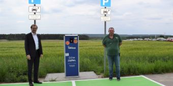 Marius Aach (links) und Peter Donhauser bei der E-Ladesäule mit zwei Anschlüssen.