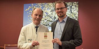 Prof. Dr. Heiko Graichen (li) und Marius Aach freuen sich über die Auszeichnung. 