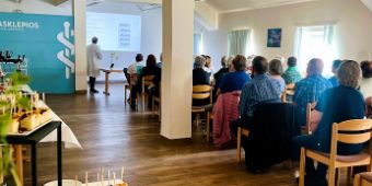 Aufmerksame Zuhörerinnen und Zuhörer bei der Auftaktveranstaltung von Gesundheit im Gespräch - Wissen, Frage, Vertrauen