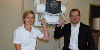 Marion Huf und Marius Aach mit der neuen Röntgenanlage