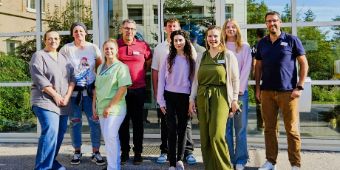 Die neuen Azubis aus Lindenlohe mit Pflegedirektor Alexander Ebert