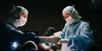 Dr. Boris Herbst bei der Operation