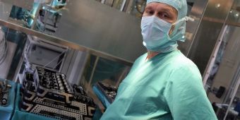 Professor Heiko Graichen vor den Probeimplantaten