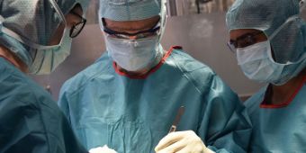 Professor Graichen bei der Operation 