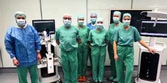 Das OP-Team mit der neuen Robotic-Einheit