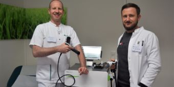 Chefarzt Dr. Markus-Johannes Rueth (re.) und Oberarzt Boris Herbst mit den neuen Stoßwellengeräten.