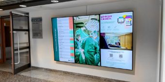 das neue digitale schwarze Brett im Foyer des Krankenhauses