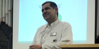 Dr. Stanislav Fezev beim Vortrag über Blutarmut